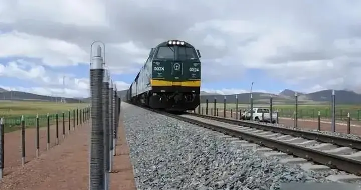 青藏铁路凭什么成为“天路”？路两旁的铁棒有啥用？