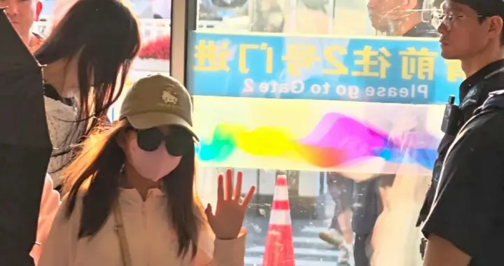 周杰伦一家现身温州机场！10岁海瑟薇神似昆凌，大方挥手超有范儿