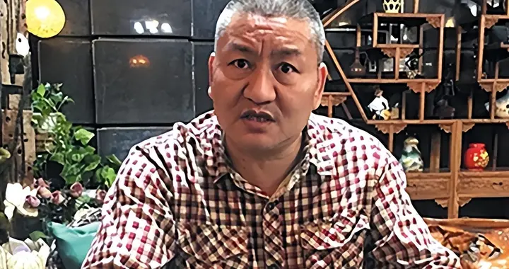 原来她是梁实妻子，丈夫沉迷高考她打理生意，儿子在美国读研究生
