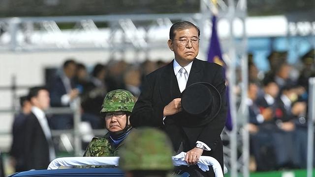 日本首相访美目的达成，特朗普点名我国，美日从三方面对华施压