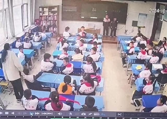 7岁男生踩脏地板被老师扔鞋捡鞋穿上被班主任当众扇耳光