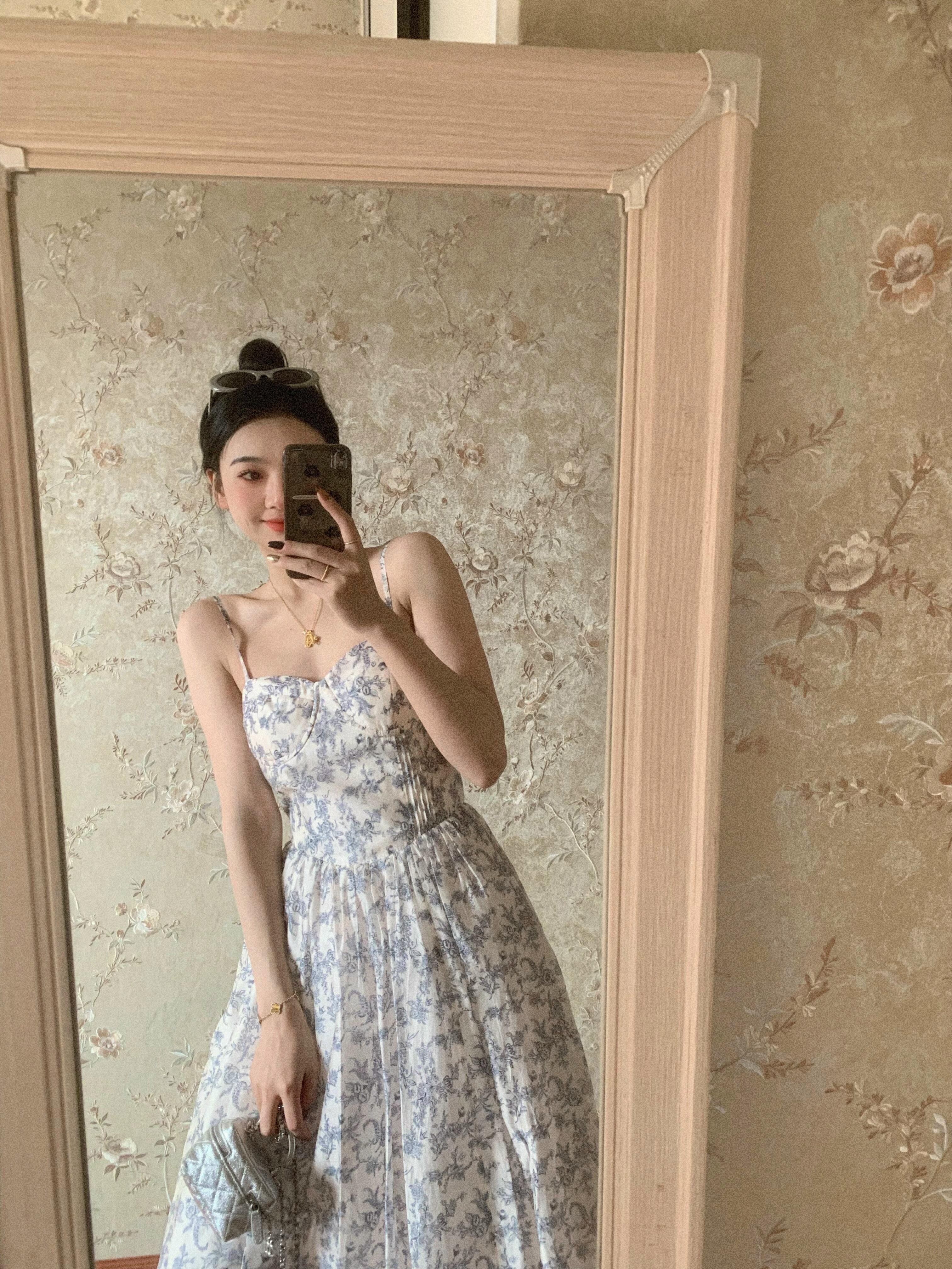开春夏季碎花高级感吊带度假连衣裙