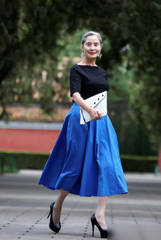 七旬奶奶穿裙有讲究？避开2雷区，选对3类裙，优雅不装嫩