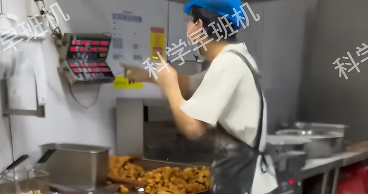 深圳炸鸡店爆单，小哥独自忙碌情绪崩溃，最后倒地抽搐，老板冷漠