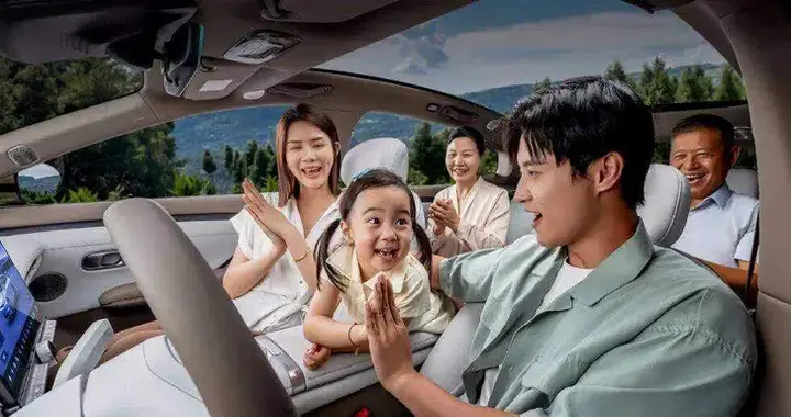 3月太原汾河边，开着长安启源A06带儿子放风筝