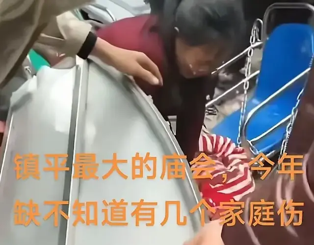 庙会游乐设施倾倒，一家三个孩1死2伤，同行分析点评，会头疑跑路