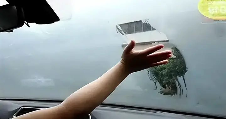冷知识：推拉窗户不要关死，留一条细缝，有效防止玻璃起雾