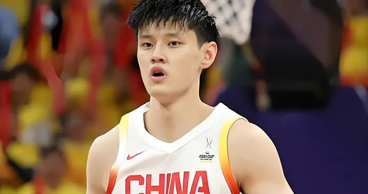膝盖积液！2米06天才无奈掉队，男篮东征日本少了最猛利剑！