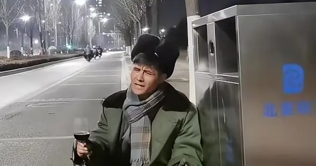 负债百万、露宿街头、装疯卖傻，星光大道的草根歌手现状太落魄