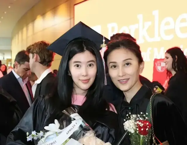 杨子罕见晒女儿毕业照，杨海润18岁考取哈佛，颜值神似后妈黄圣依