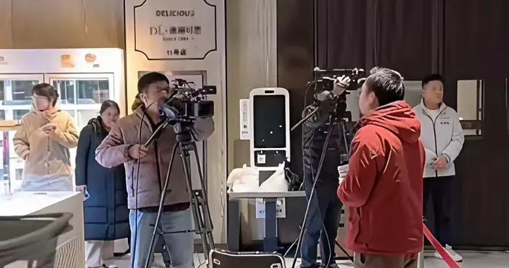 笑不活了！央视记者团队来胖东来采访，走的时候买了一车的货拉走