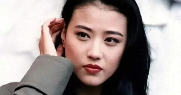 周海媚墓地近照曝光，造型朴素无儿无女，墓碑上一句话看哭粉丝