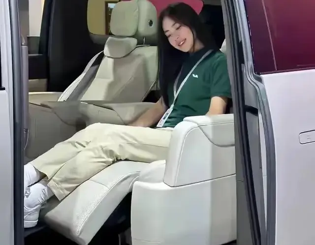 风云T8：未来出行，从内饰到性能的极致演绎。