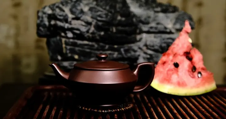 紫砂壶变色之谜：从氧化到包浆，聊聊茶人最爱的“养成系”艺术