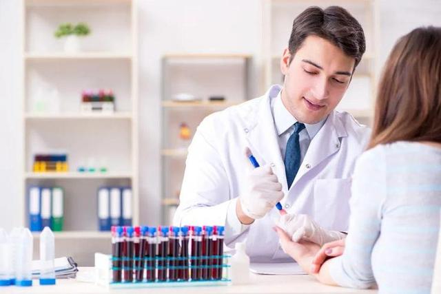 32岁男子肝脏受损，医生痛斥：胆固醇都超标了，你还学不会忌口！