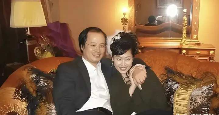 当年很多人一听于文华嫁给比自己小7岁的李年，先皱眉。她36岁，他29岁...