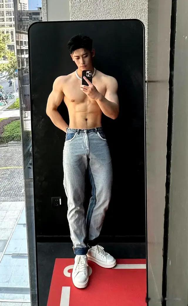 小哥哥日常健身的成果