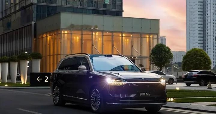 跨越四千公里征程，罗振宇自驾问界M9共赴知识盛宴