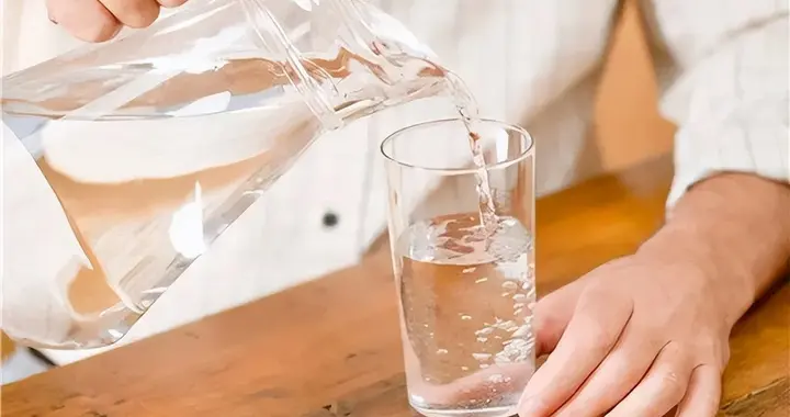 调查发现：大量喝水的高血压患者，用不了多久，身体或有3大变化