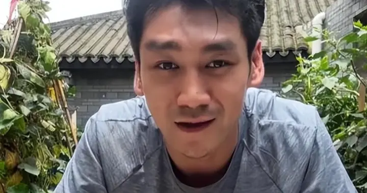 过气明星有多可怜？无戏可拍街边卖菜，回老家母亲艰难催婚