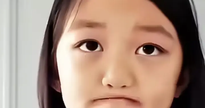 李嫣20岁素颜近照惊艳，唇裂痕迹近乎全无，完美逆袭获网友盛赞