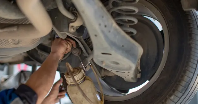 开了8年车没换刹车油，一次急刹让我后怕：这油真不能省！