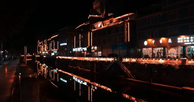 回望2025｜突然爆火的五个县城，每一个都踩中了时代流量密码