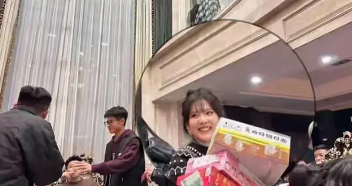 章若楠年初一去舅舅家拜年！三妹送碗仔面和饮料，舅舅家超级豪华