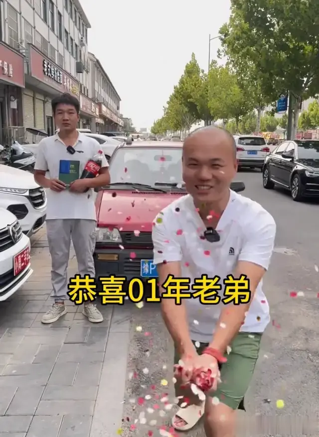01年小伙喜提03年老车，首付27元，月供31.97元。网友评论笑晕了