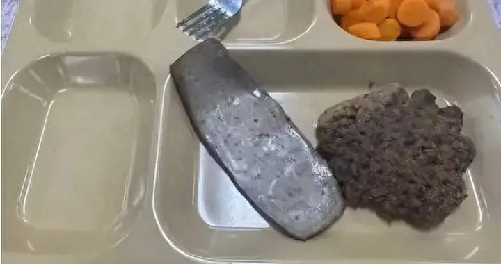 难怪特朗普不想打了，美军航母状态越来越差，飞行甲板都磨出了洞