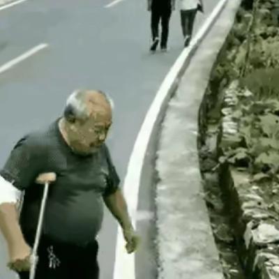 十年磨一剑：一老者拄着拐杖在路边行走，看