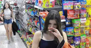 中国夫妻在西班牙开超市，糖果被美女抢疯，生意太好