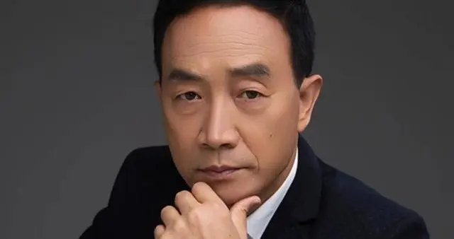 原来他们爷俩是父子！戏里戏外保持距离，如今儿子终于继承父业