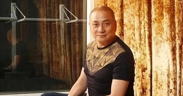 汤镇业现状：定居青岛20年，直言比香港好太多，如今一家人很幸福