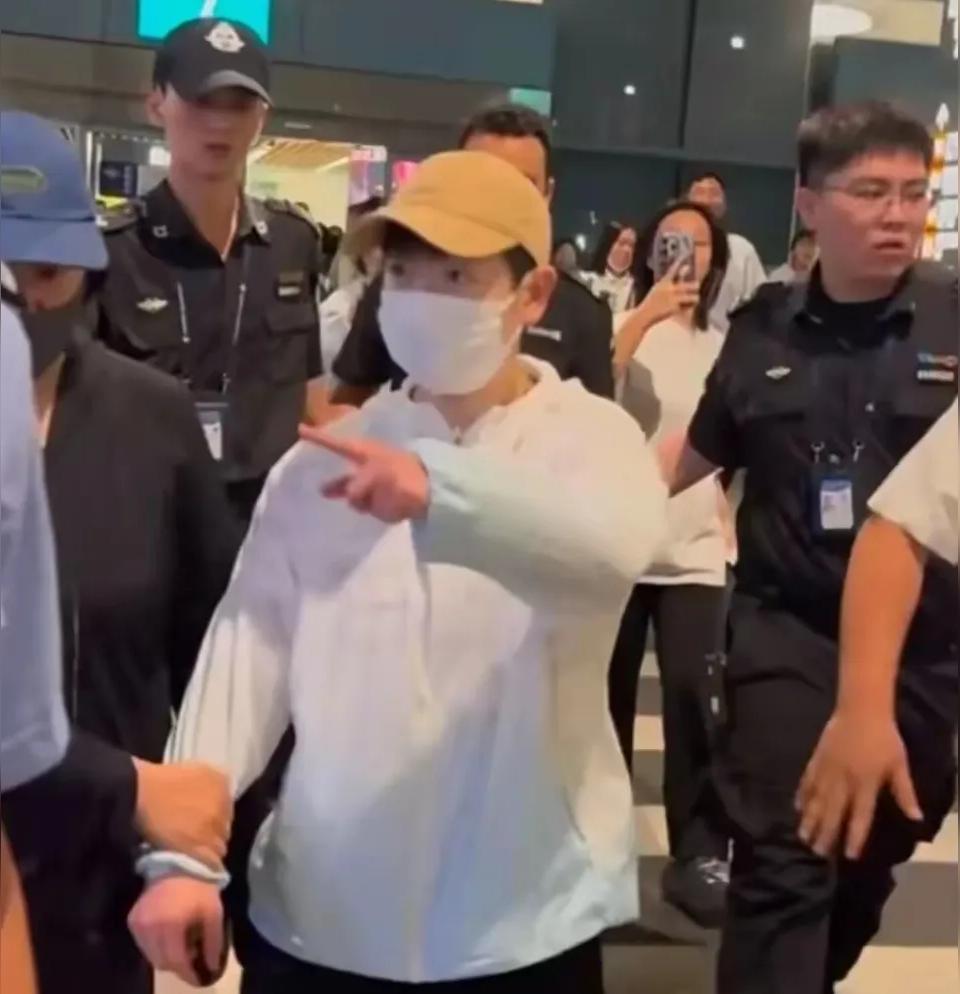 莎莎脾气好不等于没脾气！ 今天抵达厦门的莎莎， 被粉丝和代拍围堵， 机...