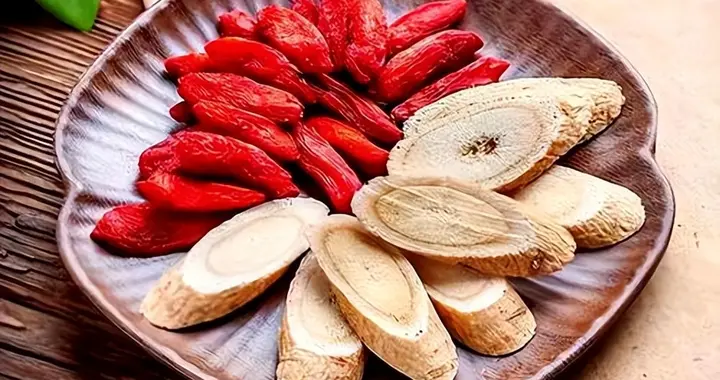 50岁男子每天喝黄芪泡水，半年内从未间断，现在身体状况有变化吗