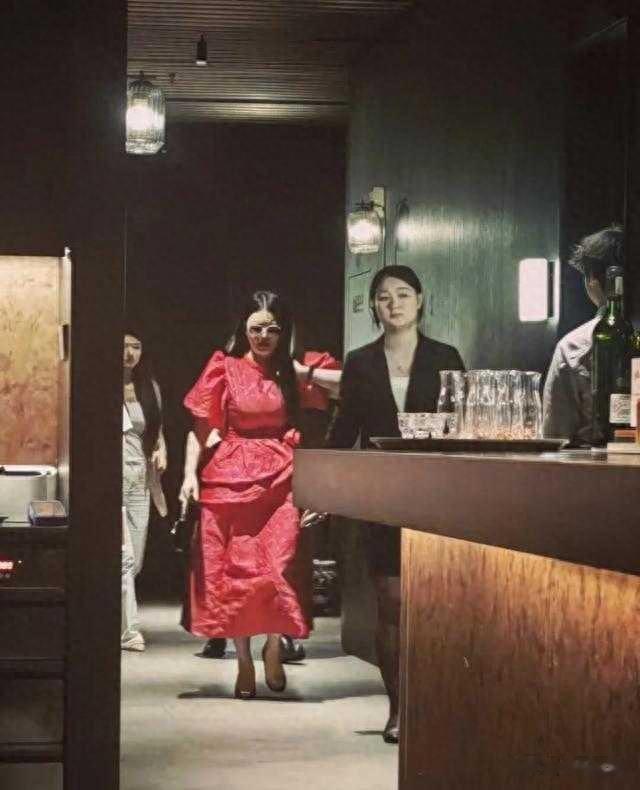 李湘长沙高调聚餐！一身名牌红裙出镜，打扮的贵气十足