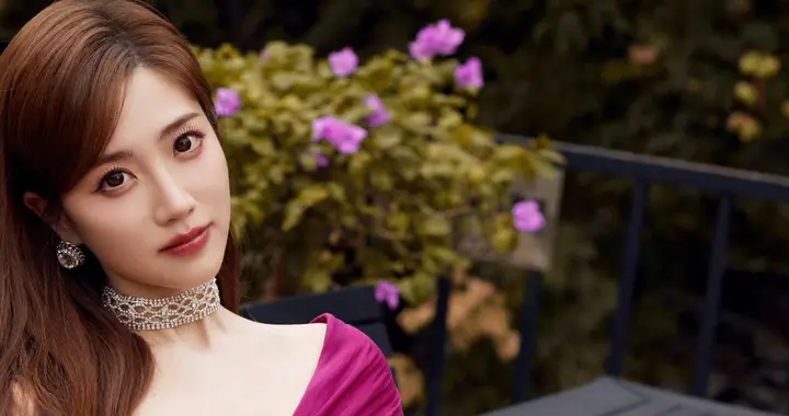 张纯烨玫瑰裙裾间的灵动与优雅