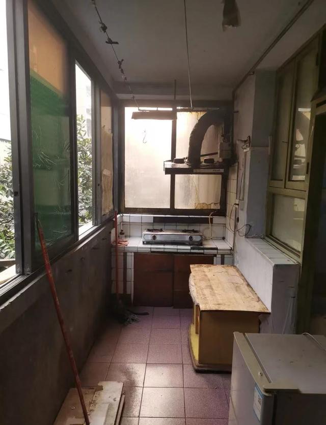 四楼老人以爬楼梯累为由，让我发扬风格，换我买在一楼房子！
