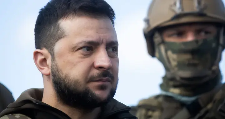 炸锅！泽连斯基尴尬承认停火后养不起80万军队，急求西方援助兜底