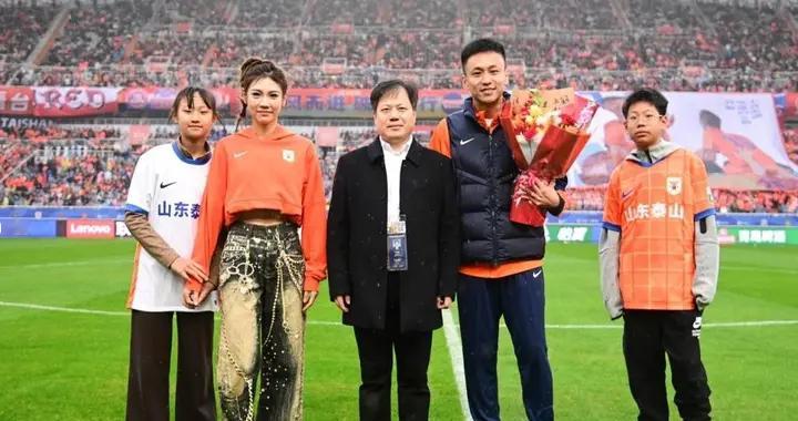 十年主场为何能碾压国安！张弛退役一幕，就是泰山最强的答案