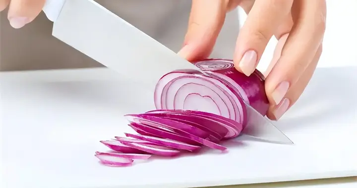 洋葱立大功？医生多次提醒：老人若是常吃洋葱，4个好处不请自来