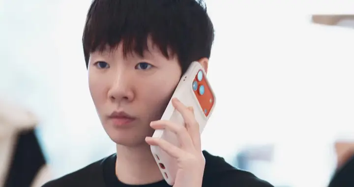 王曼昱今凌晨到达伦敦，随国乒入住官酒。马龙送行握手曼昱给鼓励