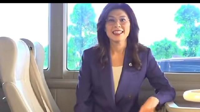 茶余饭后聊几句：真的太讽刺了！一边是郑丽