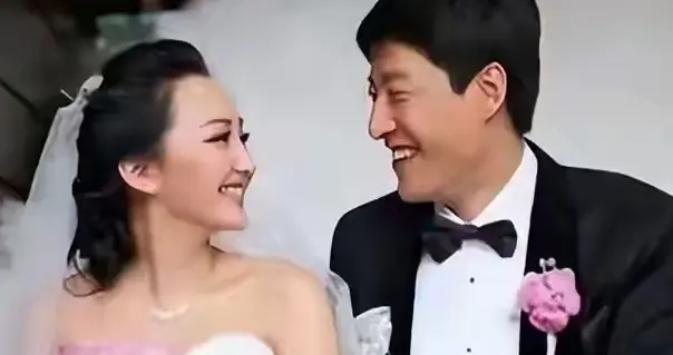 惊！“家暴男”于震竟被小13岁娇妻宠成宝？