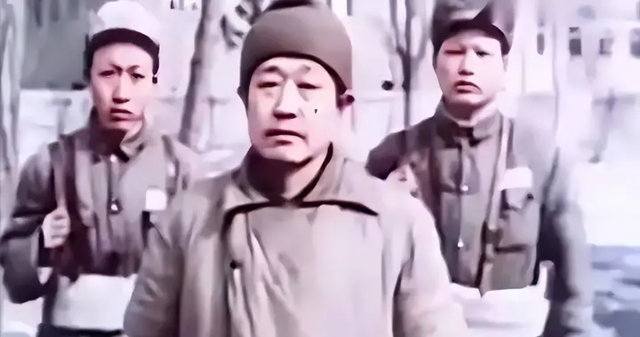 49年，杜聿明被俘现场，他眉头紧锁，眼神呆滞，失去了往日的威严