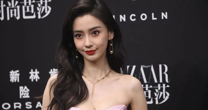 Anglebaby13岁原生脸曝光，婴儿肥圆鼻头，整没整容一目了然