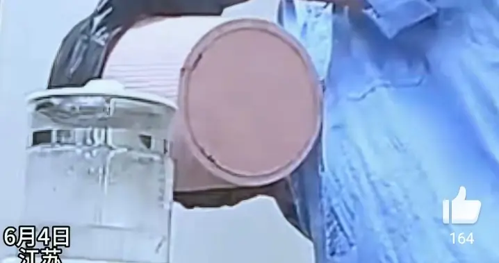 离谱！保洁大叔往同事水杯倒脏水，职场安全感全无