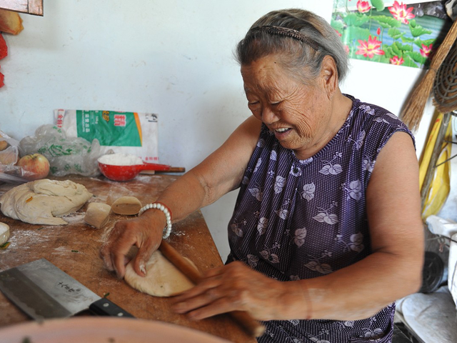 医生再三提醒：岁数大了，宁可吃腌菜熏肉，都不要多吃这5种蔬菜