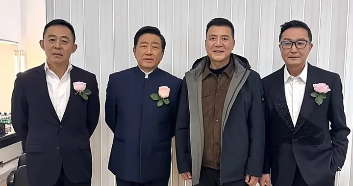 刘之冰晒彩排后台，吴刚 丁勇岱 侯勇罕同框，年均60+老了都还很帅